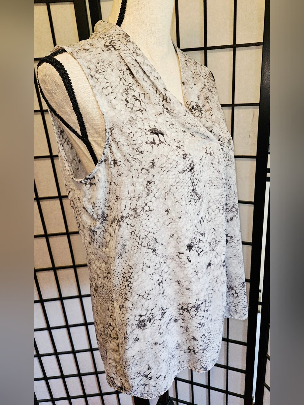 Cynthia Rowley Medium Grey & Black Snakeskin Print Sleeveless V-Neck Top - Picture 2 of 5